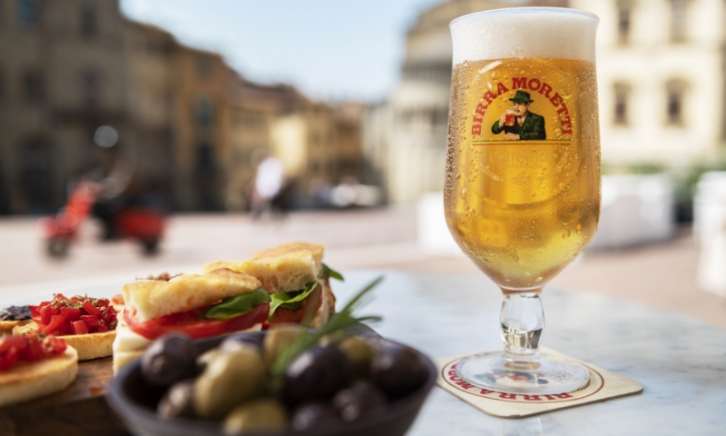 Birra Moretti met hapjes op een Italiaans terras